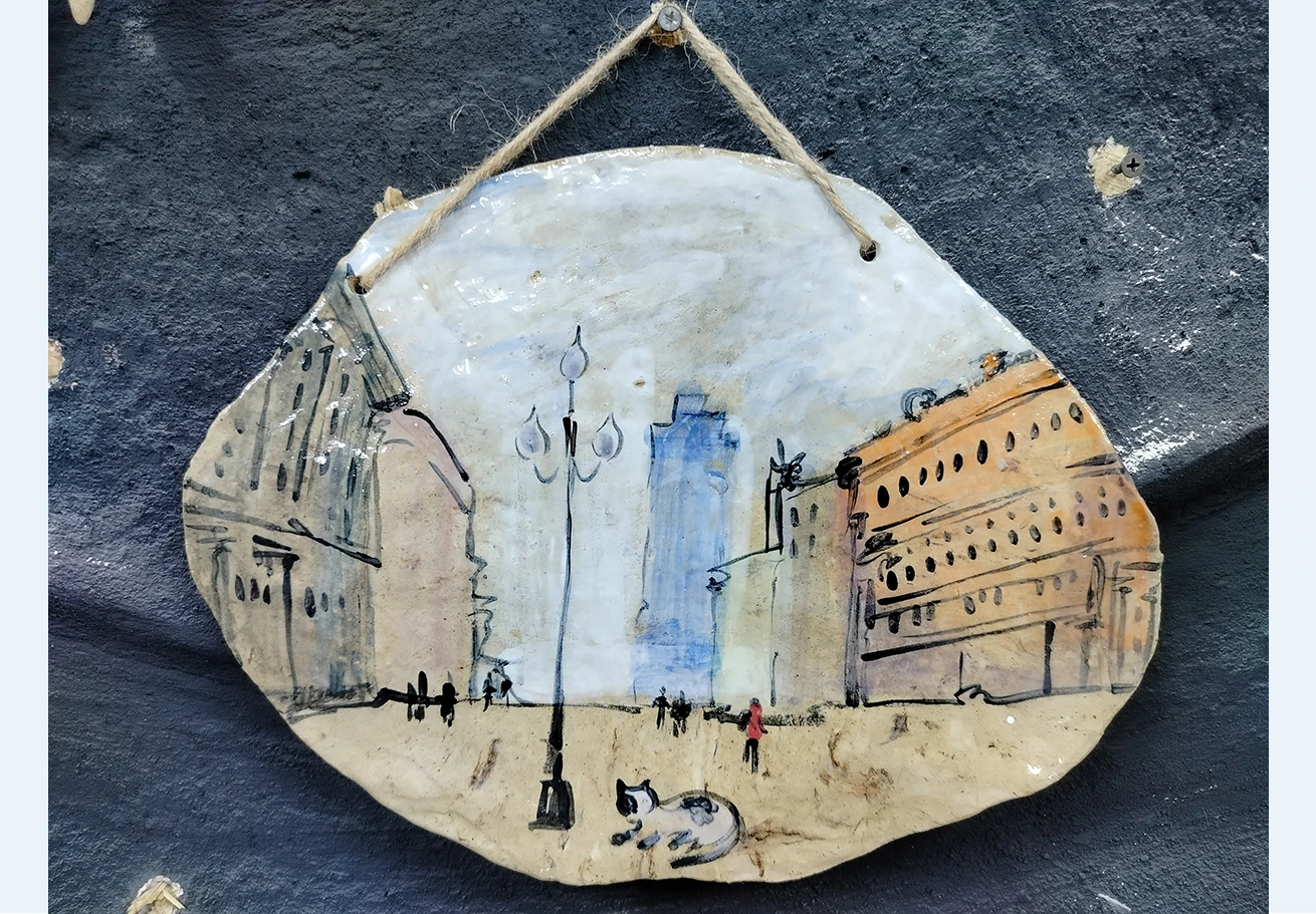 Анна Ведара. Панно керамическое. "Кот и Арбат", 2026. Каменная масса, ангобы, эмаль, высокотемпературный обжиг.